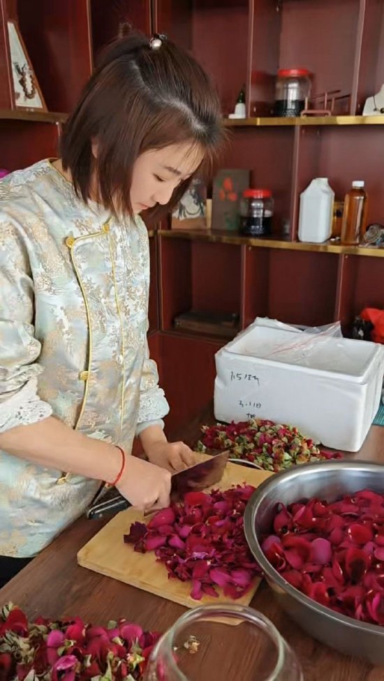 图为：唐小玲在炮制花料