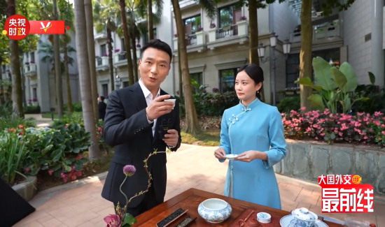 图为央视著名主播康辉在广州松园“茶叙”现场品尝英德红茶