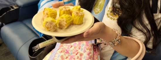 在影院边看球赛边吃广式早点