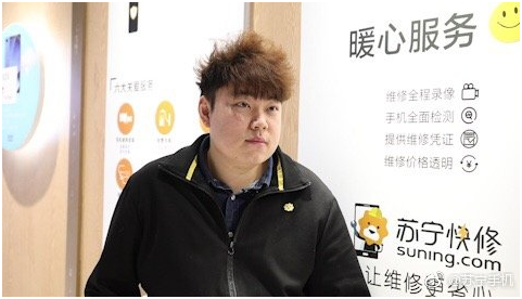 这个蹲地上修手机的小哥火了网友好人一生平安