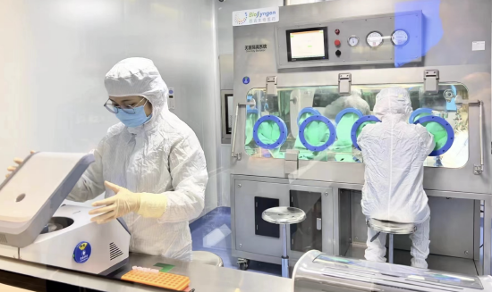 百吉生物生产车间工作人员正在取样检测.(受访者供图)