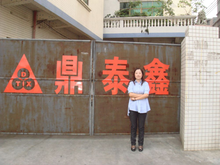 2008年，王馨在工厂门外留影。（受访者供图）