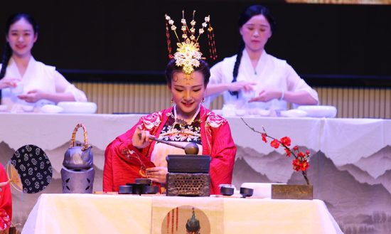 饰演“文成公主”,展示唐代煎茶法