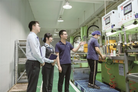 惠州农行工作人员参观吉邦精密生产车间