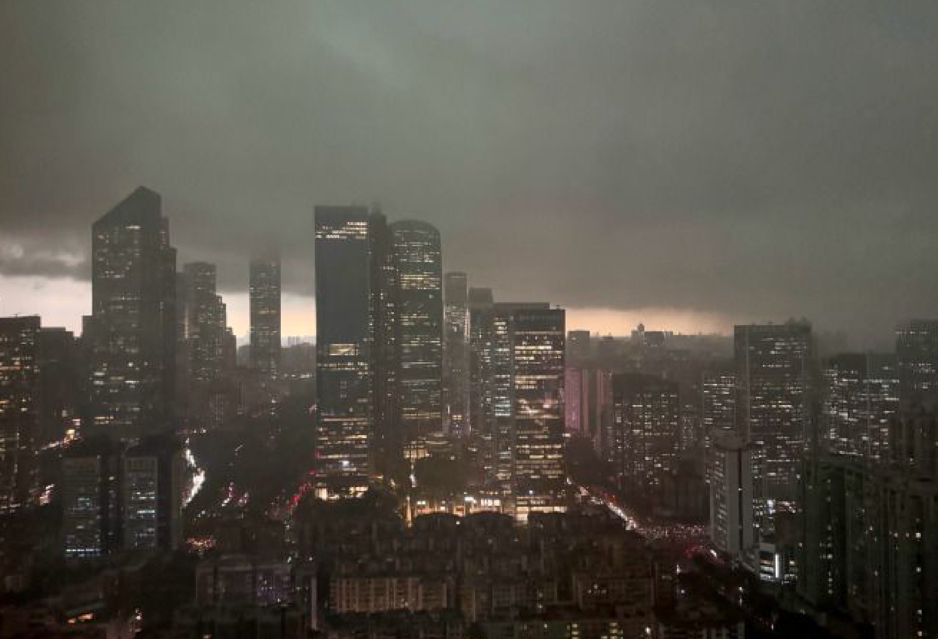 （微博）广州进入“魔幻”时刻 极端天气多发