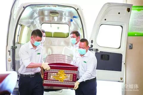 摆渡生死佛山殡仪馆遗体接运工护逝者走向人生终点
