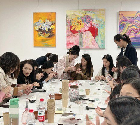 图为：唐小玲为机关单位工作人员科普冷凝香非遗技艺