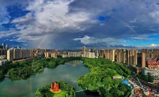 图:雨后初晴,彩虹下的亚艺湖公园分外清新。