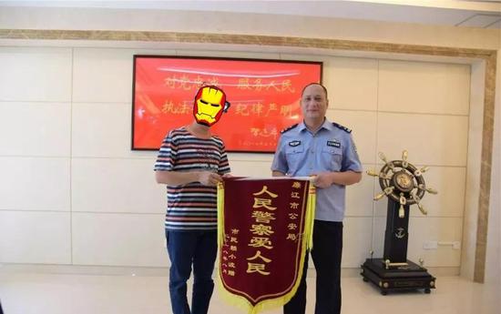 一老翁雨天外出走失 民警热心施援获赞誉