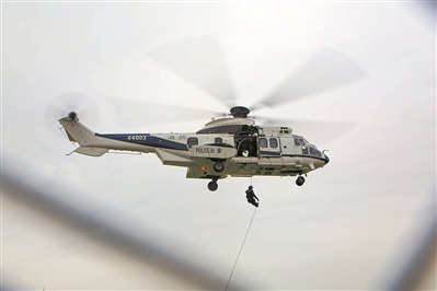 特警队员从悬停在高空的直升机上索降至地面.