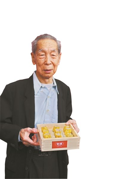 94岁粤点泰斗陈勋亲手做烧卖 为长者饭堂筹善款