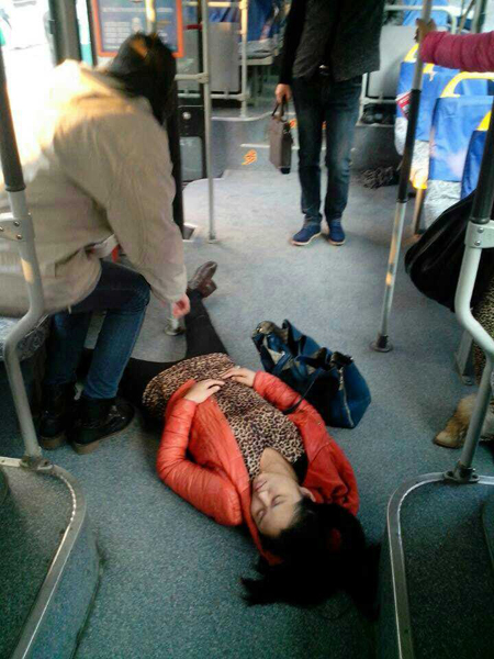 女子公交车内突发病全身抽搐 民警迅速救助缓解病情