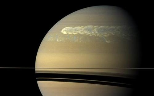 宇宙大白点的怒吼:土星最强风暴狂暴又耀眼