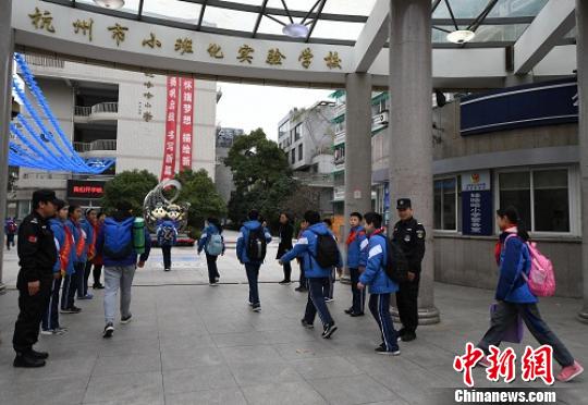 8点10分左右,学生陆续进入校门. 王刚 摄