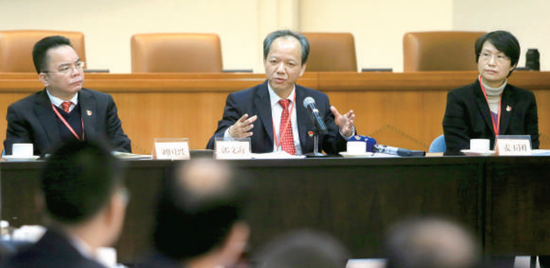 佛山市委常委,宣传部部长,顺德区委书记郭文海参加大良容桂分组讨论.