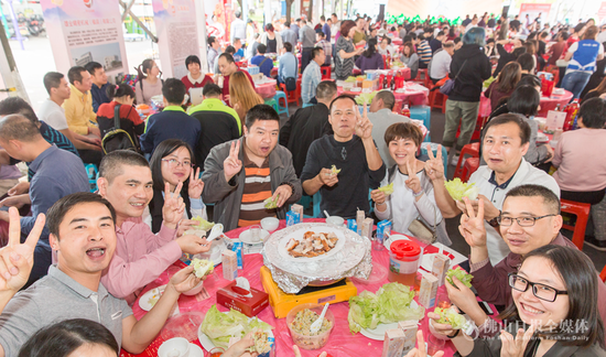 3月13日,狮山官窑有着400年历史的民俗文化庙会——"官窑生菜会"举行