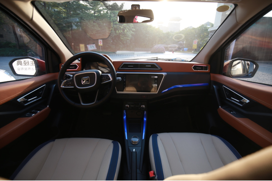 众泰云100plus 内饰