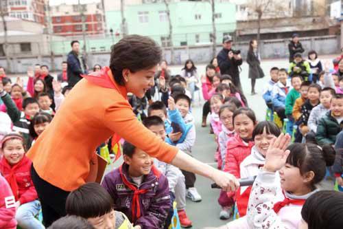 2013年4月10日，阳光艺术教室启动仪式上，杨澜与孩子们互动。