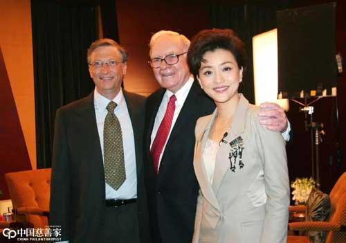  从“巴比晚宴”始，杨澜以其擅长的国际沟通、整合能力，聚合中外优势慈善资源，通过影响有影响力的人，持续推动中国慈善文化的发展，成为“中国慈善文化的推手”。图为2010年9月30日，杨澜与比尔·盖茨（左）、沃伦·巴菲特（中）合影