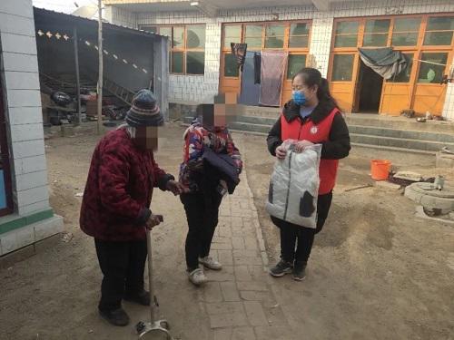 石家庄德正社会工作服务中心在春节前给困难家庭的孩子送棉衣棉被