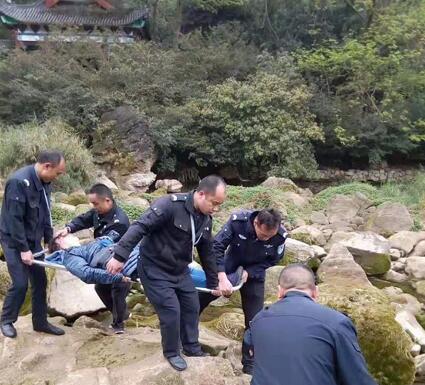 红十字救护站医护人员为伤者进行救治并转运下山。中国红十字基金会供图