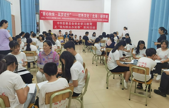 老师带领学生分组互动研讨