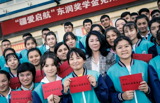 孔东梅理事长和克州一中学子，摄于2019年9月