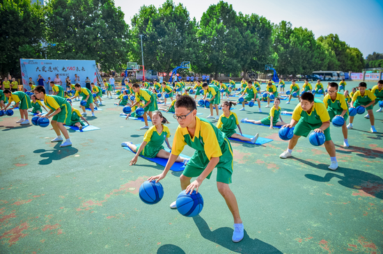 凌水小学学生们表演拍球