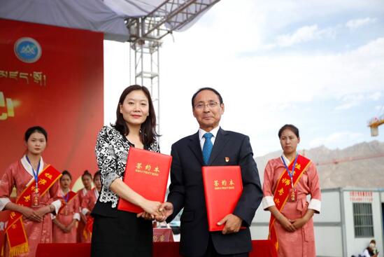 “拉萨师专.马云教育基金”在拉萨启动,马云公益基金会执行秘书长于秀红、 拉萨师专党委书记江白现场签约。