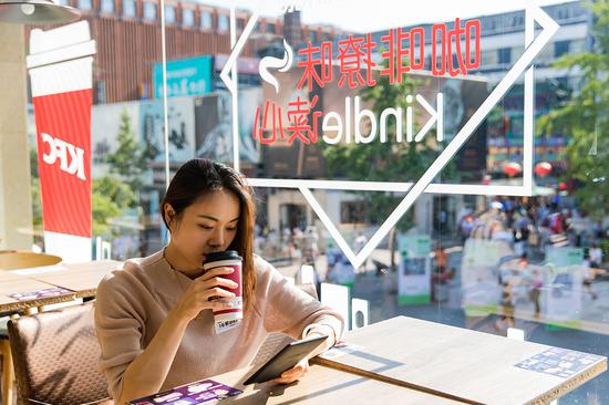 消费者在王府井“读 · 味咖啡馆”主题店享受静谧时光