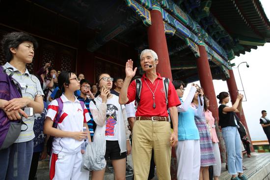 北京地理学会副理事长、历史学者朱祖希带领大家登顶景山，实地讲解