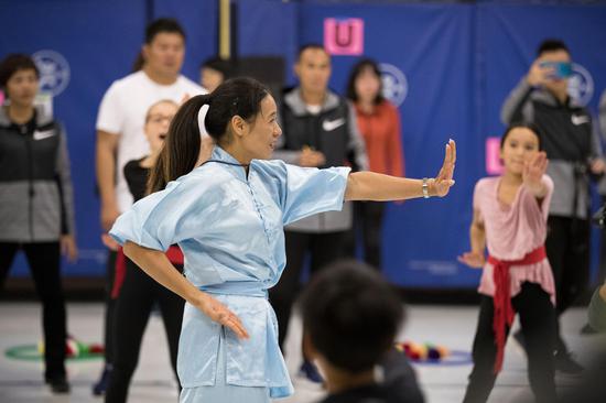 泉州市通政中新小学李瑞芳老师教授五祖拳。