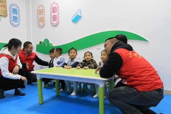 志愿者和孩子们在碧桂园•凤凰城社区党群服务中心的“星星空间”