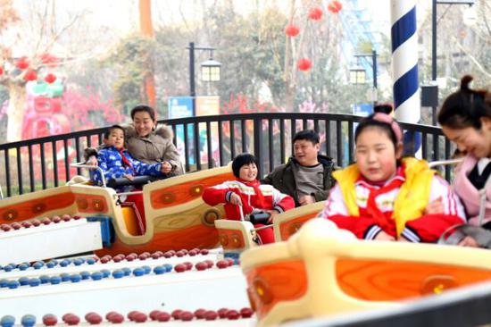 “加康加年味”留守儿童春节团聚活动。