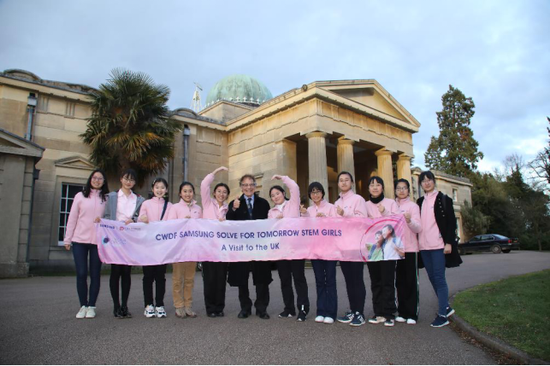 STEM GIRLS参观剑桥大学天文台，并与剑桥大学天文系Alec Boksenberg教授合影留念