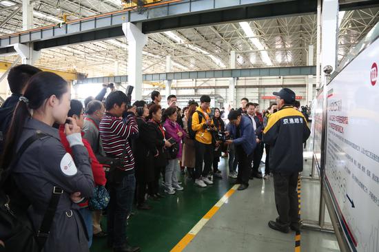 在京港地铁车辆段乘客开放日，乘客参代表观车辆段，了解车辆检修工作