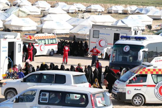 叙利亚东北部的阿尔霍尔营地，中国红十字会援助的大型多功能移动医疗单元在为当地民众提供持续性的医疗服务