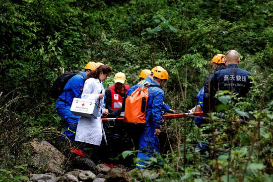 红十字应急救护志愿服务队在湖南张家界景区救护演练