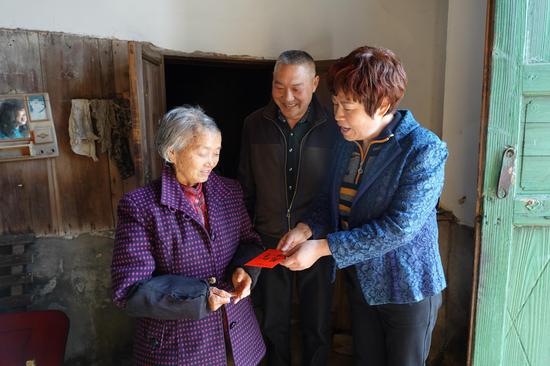 汝城县文明瑶族乡新旭村老屋一组贫困户唐慧春(残疾)