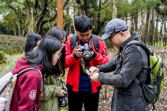 大学生记录新识别的一种植物