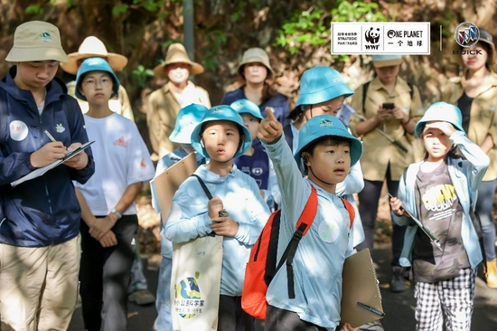 孩子们在WWF老师、钱江源国家公园工作人员与农民科学家的带领下探访古田山，走入自然，学习环境保护知识