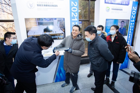 北京航空航天大学教授李峰在展台前向项目组专家介绍研究成果