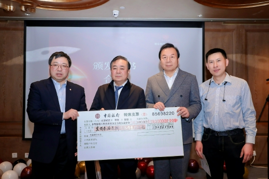 李晓林秘书长、薛永斌书记、黄浩明副院长接收2022雪花公益慈善晚宴捐赠支票