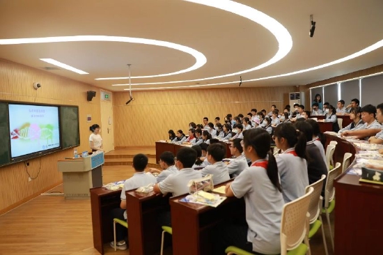 学生们参与“破译DNA密码”课堂,搭建属于自己的DNA模型