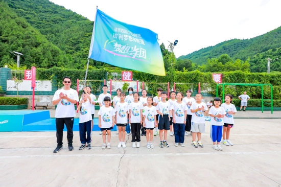 颁奖仪式上，杭州亚运会火炬揭幕亮相，见证了由30位山区少年组成的“梦想少年团”成团待发。