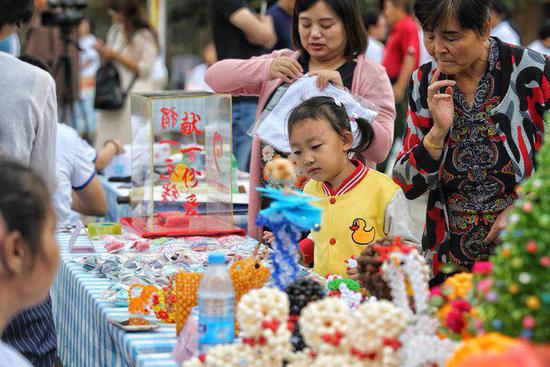 中华慈善日慈善义卖集市现场