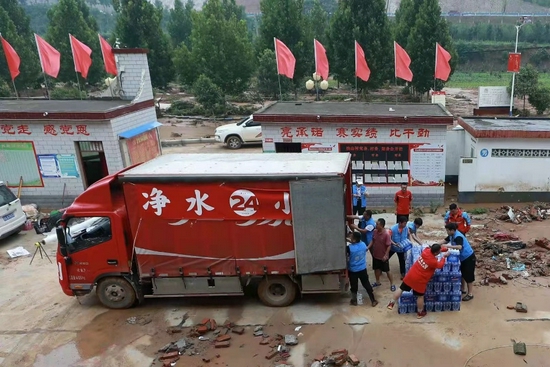 运力恢复后，郑州太古可口可乐员工第一时间投入了“净水24小时”救援工作