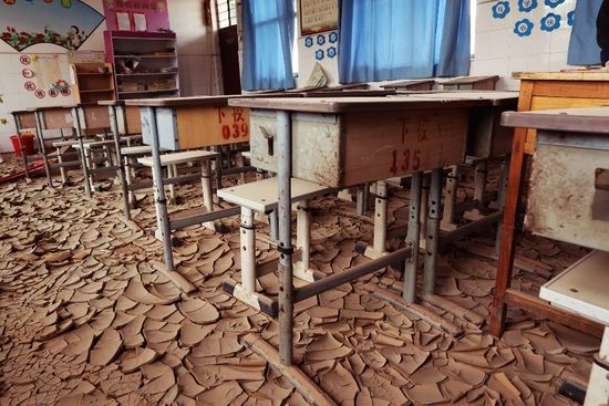 下庄河小学被洪水浸泡过的教室还有一层厚厚的干涸的淤泥