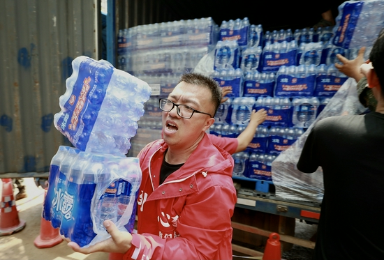 郑州太古可口可乐员工为灾区搬运救灾物资