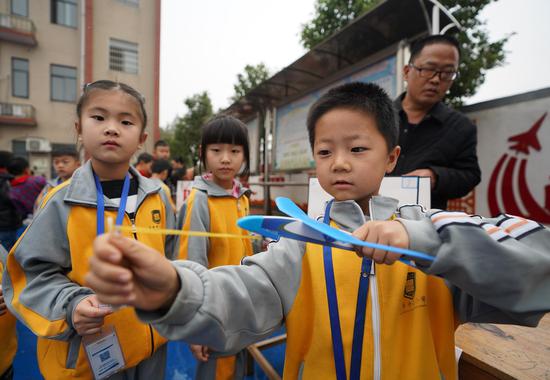 学生们尝试发射弹射飞机模型